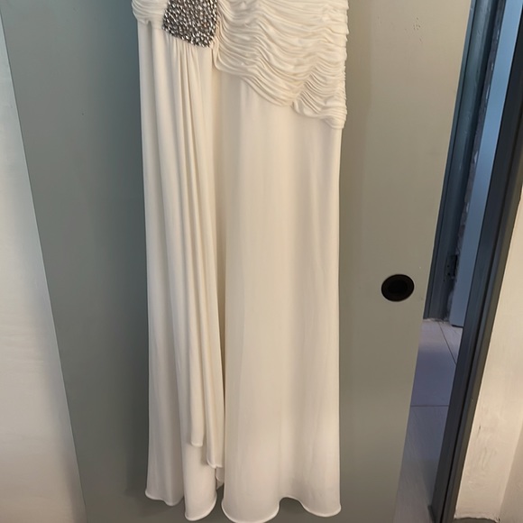 Beautiful white dress - Picture 3 of 3